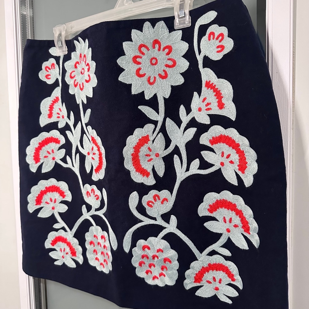 NWOT BODEN Size 12 Navy Floral Embroidered Navy Teal and Red Mini Skirt - Picture 2 of 8